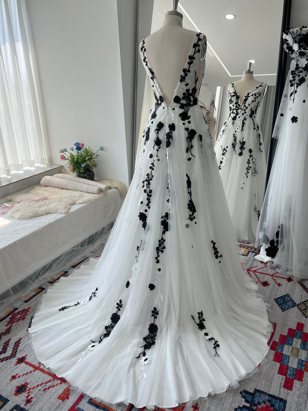 Ethereal Black And White 3D Embroidery Flowers Sleeveless Wedding Dress Flowy Bridal Gowns